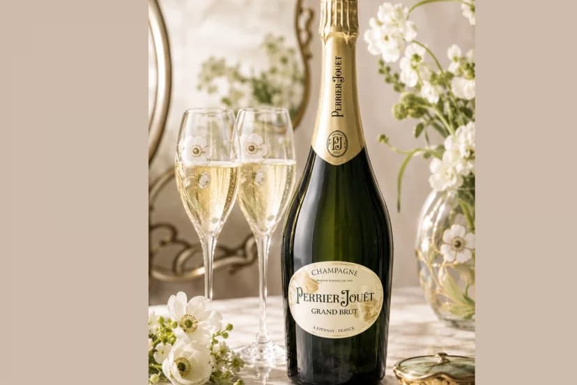 Botella de champán Perrier-Jouët Grand Brut, un maridaje clásico para el caviar en Marbella