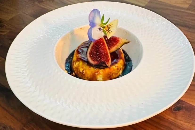 Crème caramel mit frischen Feigen und essbarem Stiefmütterchen, Dessert zum romantischen Abendessen in Marbella