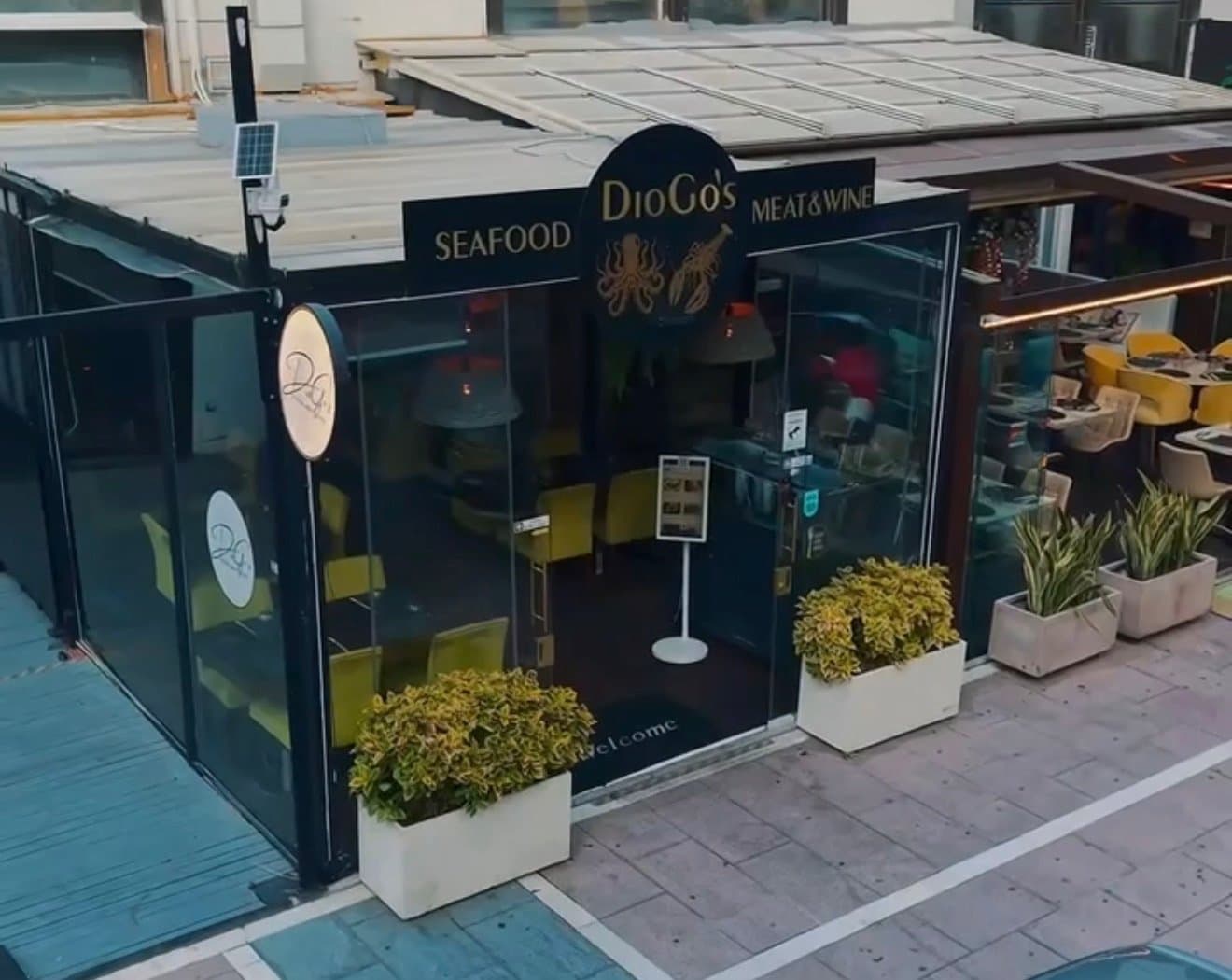 Fassade von DioGo's Seafood, Meat & Wine auf der Terrasse in Puerto Banús, Marbella
