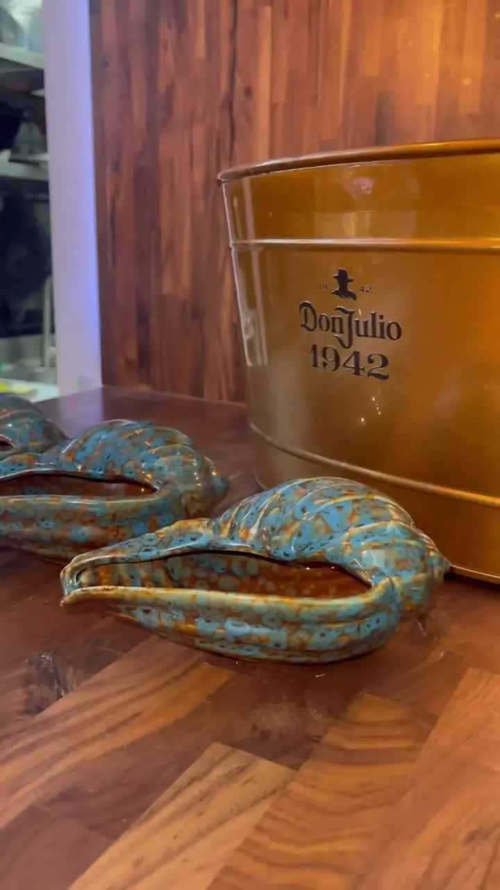 Weinkühler aus Messing in einer Reihe auf der Theke eines Fischrestaurants in Puerto Banús